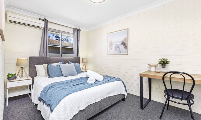 Wembley House | Trendy townhouse on lake’s edge with lush parks!