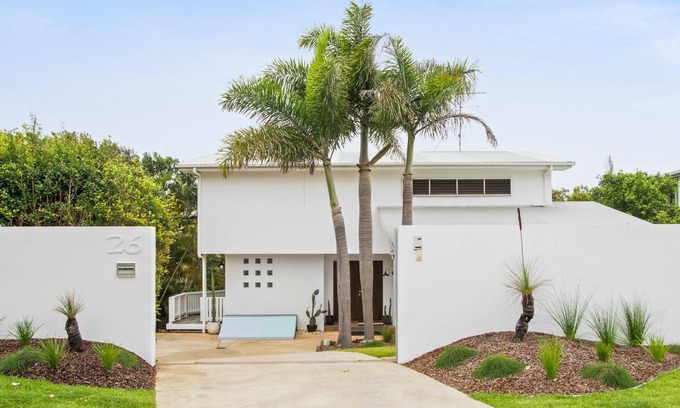 Castaways Beach House | Tres Palms - Large beach house only 50 metres to beach with pool