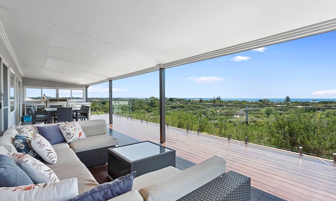 Rye House | Trethellan - Large house with bay views and 10 minute walk to the beach