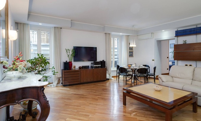 Rione II Trevi Apartment | TREVI FOUNTAIN 3 BEDROOM APARTMENT PRESTIGIOUS.