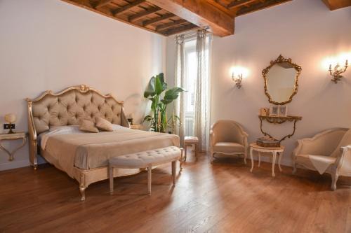 Rione III Colonna Apartment | Trevi Fountain Elegant Apartment