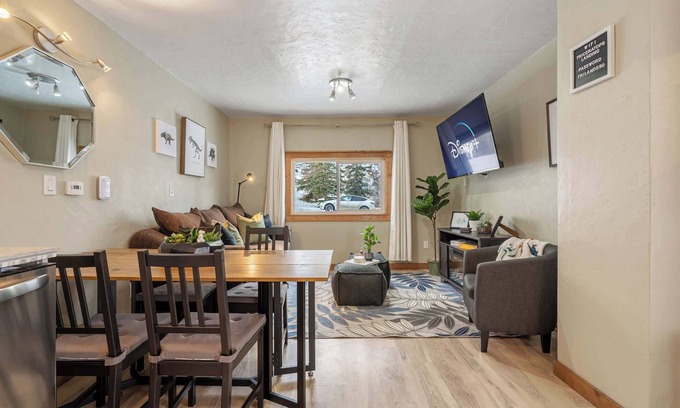 Drumheller House | Triceratops Landing | Cozy & Family-Friendly Home!