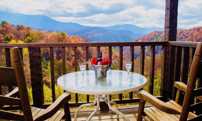 Gatlinburg - Pigeon Forge Cabin | Trillion Dollar Mtn View Great Gatlinburg Location Private Cozy Romantic Hot Tub