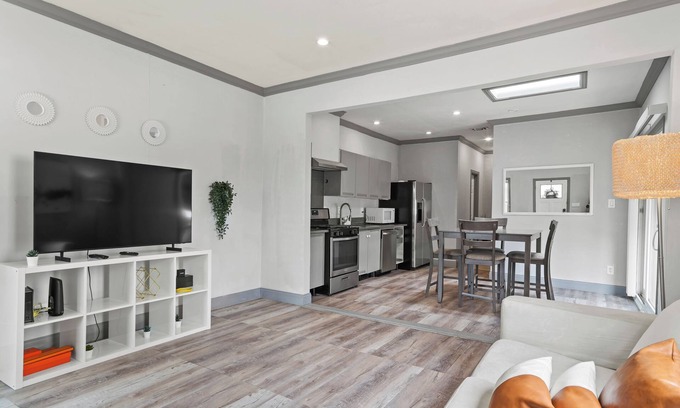 West Dallas House | Trinity Groves A: Modern 3-Bedroom Gem