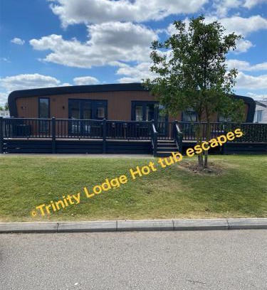 Tattershall Resort | Trinity lodge hot tub escapes at Tattershall lakes