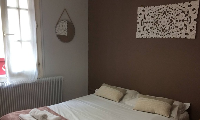 Chinon Bed & Breakfast | Triple room-Classic-Ensuite with Shower-City view-1er étage