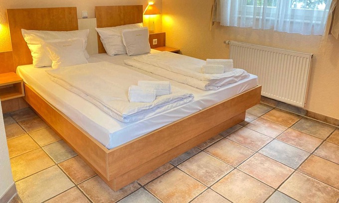 Rhein-Erft-Kreis District House | Triple room - HV Vintage Hotels & Investments GmbH