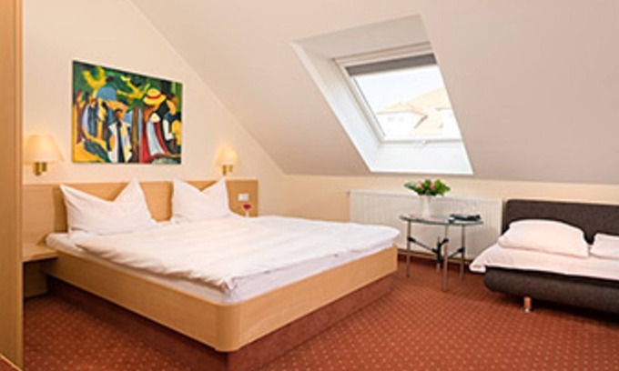 Umkirch Apartment | Triple room with toilet and shower - Hotel Heuboden