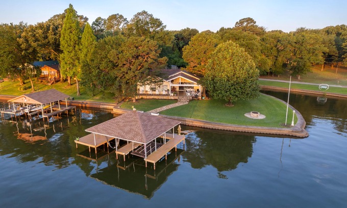 Enchanted Oaks House | TripleHRetreat+Pets+Waterfront+Dock+GameRoom