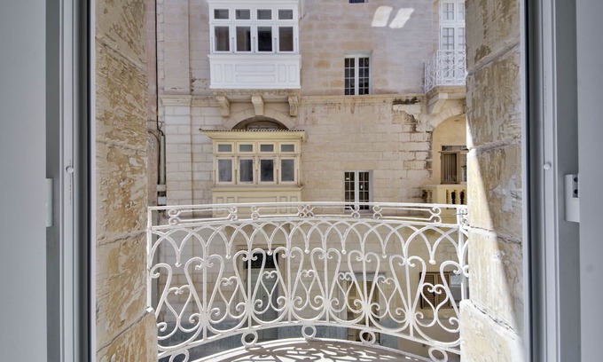 Floriana Apartment | Tritoni Studios Valletta