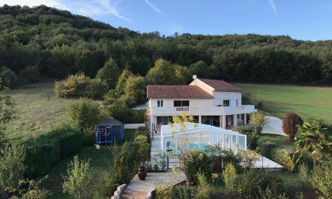 Saint-Gery House | Trois gîtes ensemble dans le même immeuble devant la piscine avec terrasses offrant une vue magnifique, dont une couverte au niveau de la piscine et vue sur la vallée à l'étage