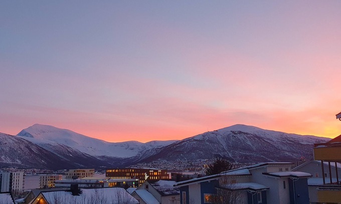 Tromso Apartment | Tromsø View, Central, Free parking, EV-charger. Quiet neighborhood