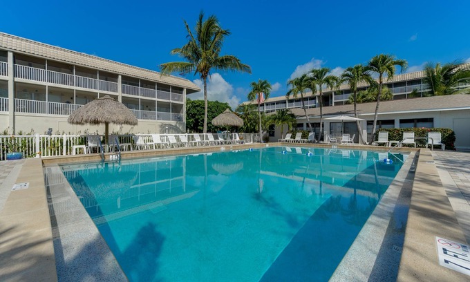 Sanibel Condo | TROPICAL 2 BR/2 Ba, 77 Steps to BEACH Unit #304/20% DISCOUNT/Dogs welcome!