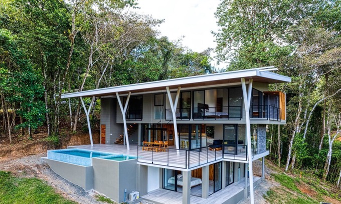 Dominical House | Tropical 4 Bedroom Luxury Home with Pool & Hot Tub
