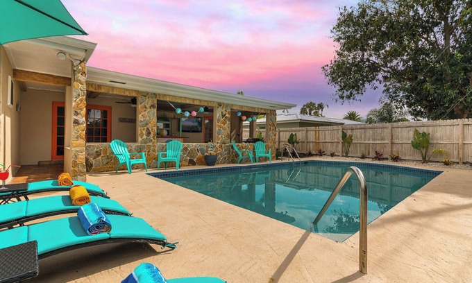Palm Beach Gardens House | Tropical 4BR Saltwater Pool, Jacuzzi