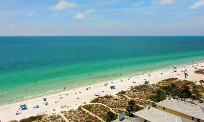 Indian Rocks Beach House | TROPICAL Beach House, 2 Bedroom/2 Bathroom, KING sized bed, Steps to Beach