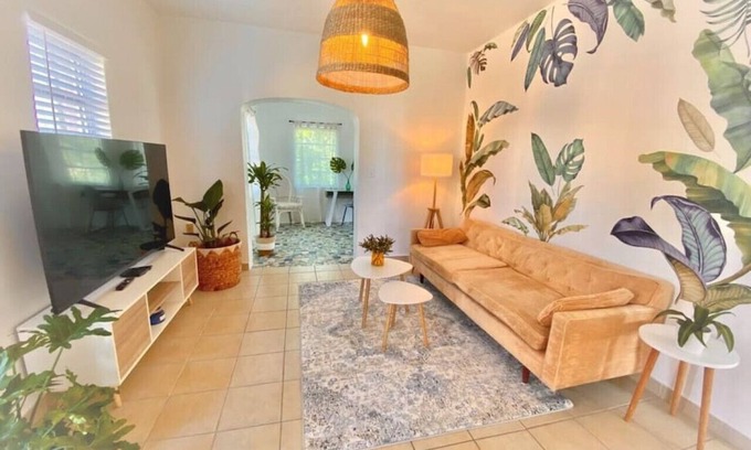 Coral Way Apartment | Tropical Charm - Little Havana/Calle Ocho 2