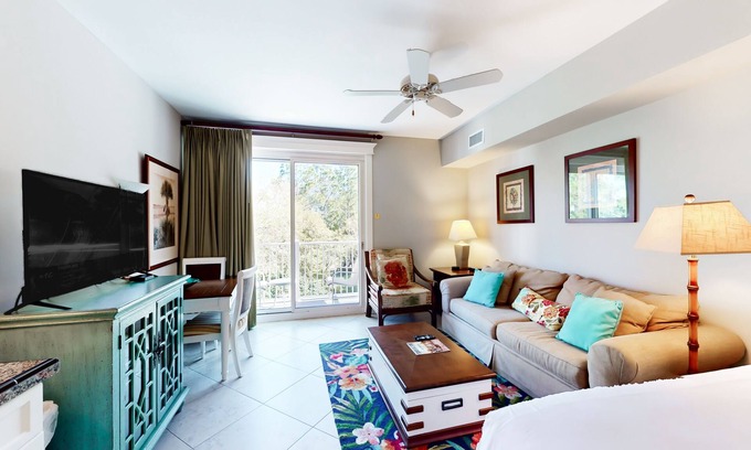 Baytowne Wharf Apartment | Tropical condo at The Village of Baytown Wharf with AC, pool, hot tub, & gym