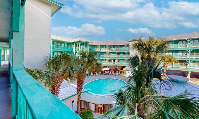 Gulf Shores Condo | Tropical condo with pool, gazebo, W/D & full kitchen - 1 block to Gulf beaches