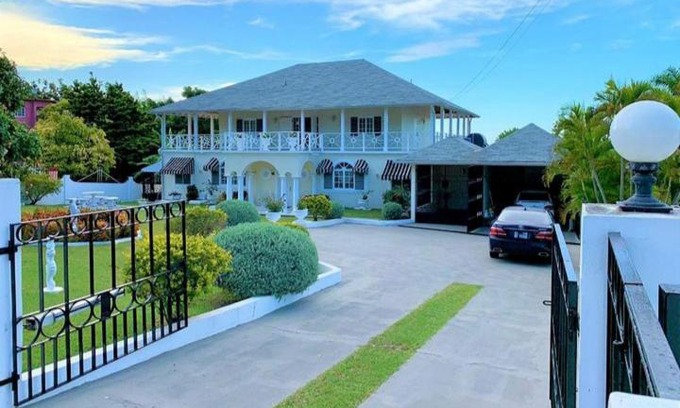 Reading Apartment | Tropical court resorts