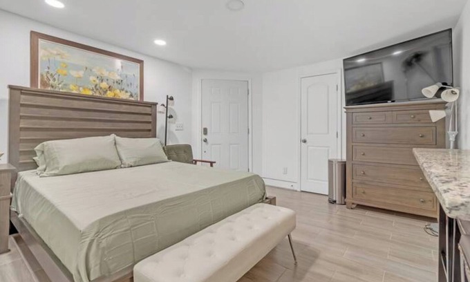 East Side Apartment | Tropical Delight Studio Suite