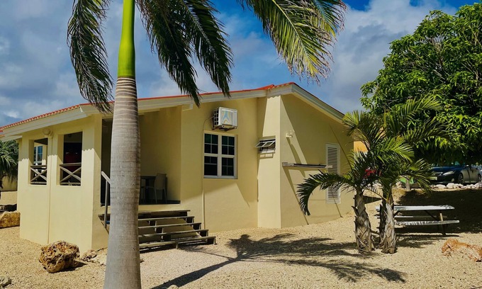 Willemstad House | Tropical detached bungalow with communal pool. 2 bathrooms and washingmachine.
