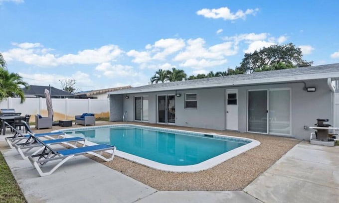 Driftwood House | 🌴 Tropical Dream 3BR Haven with POOL and Grill 🏡
