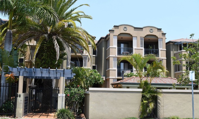 Mermaid Beach Apartment | Tropical Feel in Trendy Nobby Beach