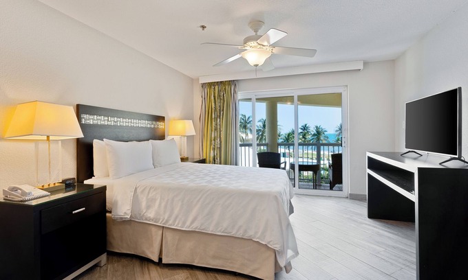 Crystal Harbour Apartment | Tropical Getaway, Minutes to George Town, Seven Mile Beach, Beachfront!