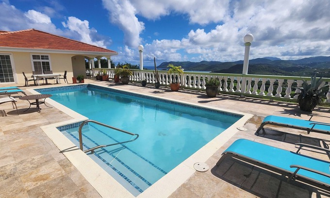 Saline Point House | Tropical Getaway with 7 Beds - Dove Court Manor
