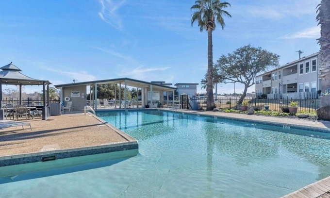 Granite Shoals Condo | Tropical Hideaway Condo