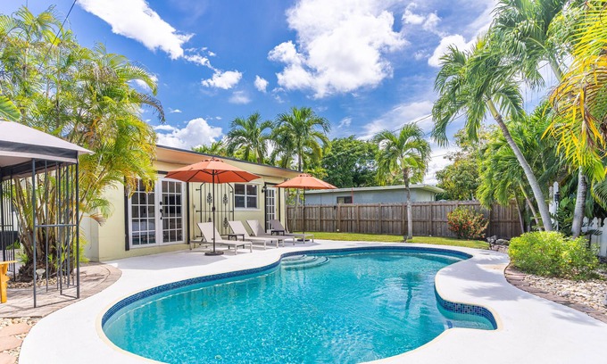 Hallandale Beach House | Tropical Home 2BR with Pool, 7 mins to the Ocean