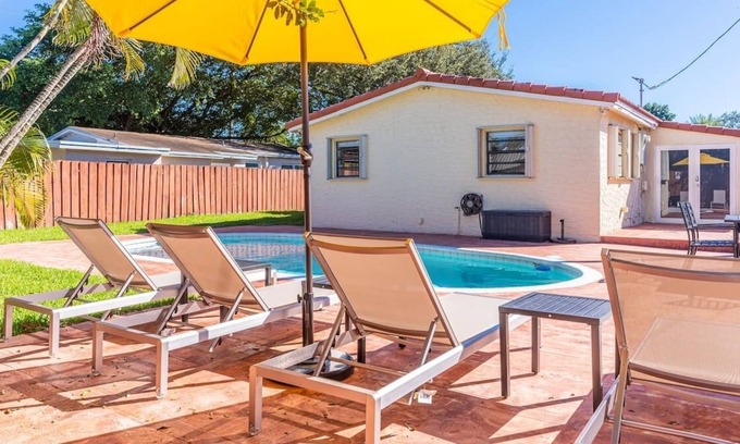 Driftwood House | Tropical Home with Guest house and Private Pool