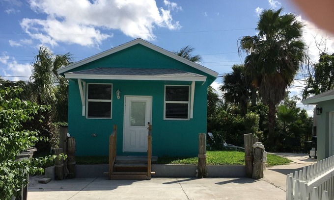 Parker Ridge House | Tropical little hideaway less than 5mi to Palm beach,great patio and grill area.