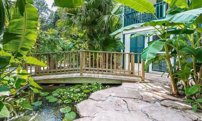 Bacliff House | Tropical Oasis By the Bay