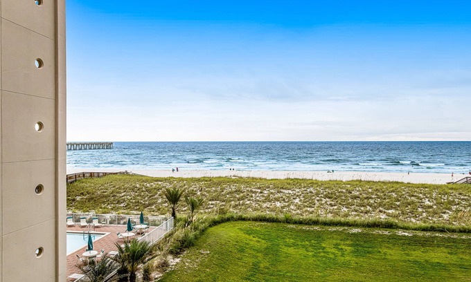 Navarre Beach Condo | Tropical oceanfront condo with central AC, pool & gym