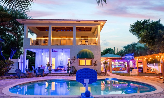 Jupiter House | Tropical Paradise & Playground ,Tiki Bar ,Heated Pool ,Fire Pit, & Florida Sun