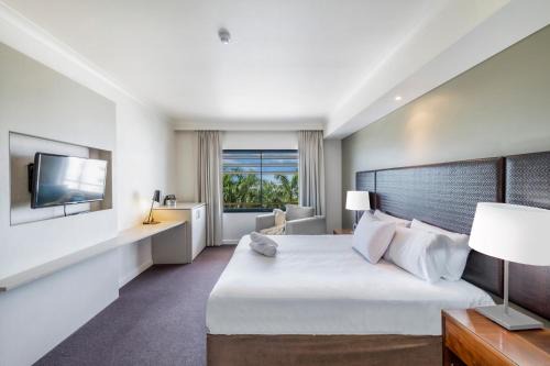 Darwin City Centre Apartment | Tropical Resort Living on Darwin Harbour with Pool
