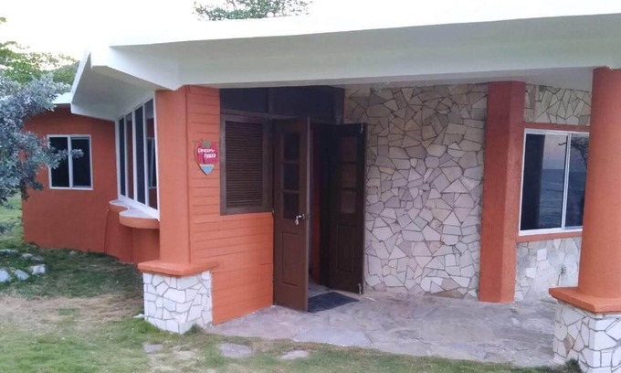 Robins Bay Cottage | Tropical Tranquility and "Secluded Bliss: Dream Maker Hideaway"nnnnnn