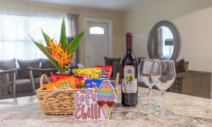Greenacres House | Tropical Vibes! Spacious 3BD/2BA, BBQ, Parking & more -10 min to Best Locations