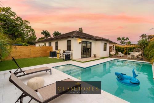 Golden Glades Villa | Tropical Villa wJacuzzi Big Terrace & Billiards
