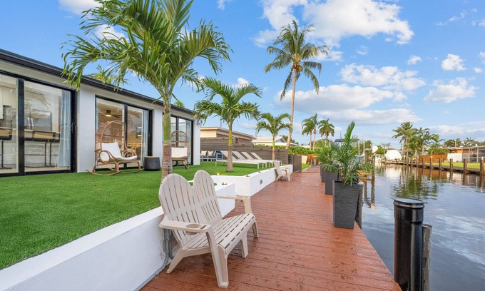 Melaleuca Gardens Apartment | Tropical Waterfront Oasis with Hot Tub Jacuzzi