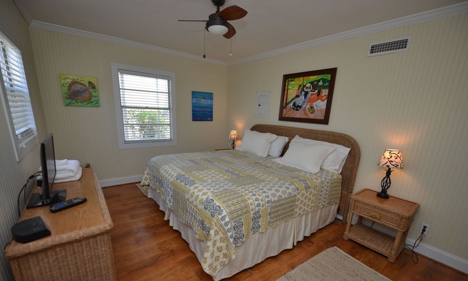 East End Cottage | **TROUT ** Close beach access. lovely two bedroom w/ screened porch and pool