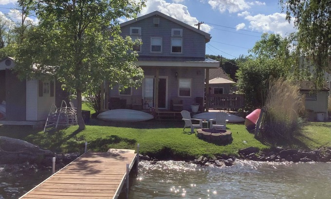 Seneca Falls Cottage | True lakefront! Booking Fall and 2026… C/Air, kayaks, fishing. Pontoon optional.