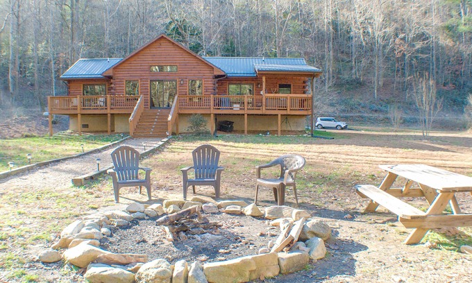 Deep Gap Cabin | True Log Cabin 3/2 Fiber OPTICS, Trout-Stocked Creek, Hot Tub !