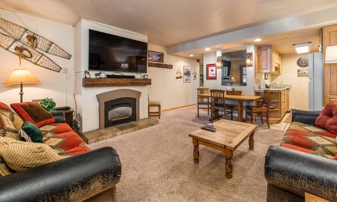 Steamboat Springs Condo | True Ski In/Out + Steps 2 HotTub/Grills - EZ Walk 2 Eat-Drink-Free Town Bus - Fireplace - Uber Clean