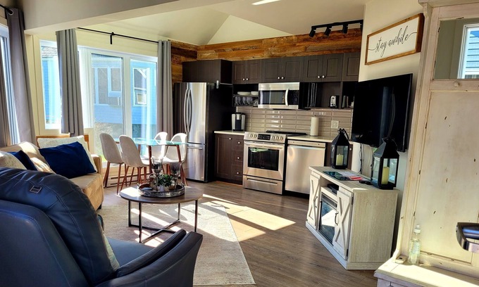 Mont-Tremblant Condo | TRUE ski in/out*1Bdrm sleeps up to 4* Steps to Voyageur trail and MT village!