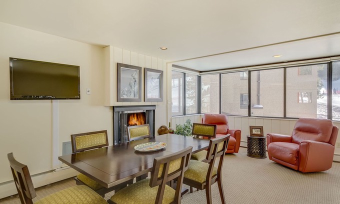 Copper Mountain Village Condo | True Ski-in/Out, Free WiFi & pkg, Sunroom, W/D, Steps to American Eagle lift