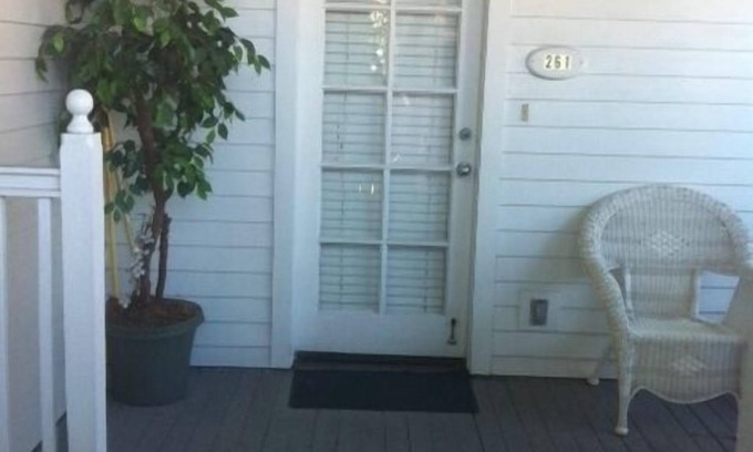 Bahama Village House | Truman Annex - Beautiful Townhome - President's Lane