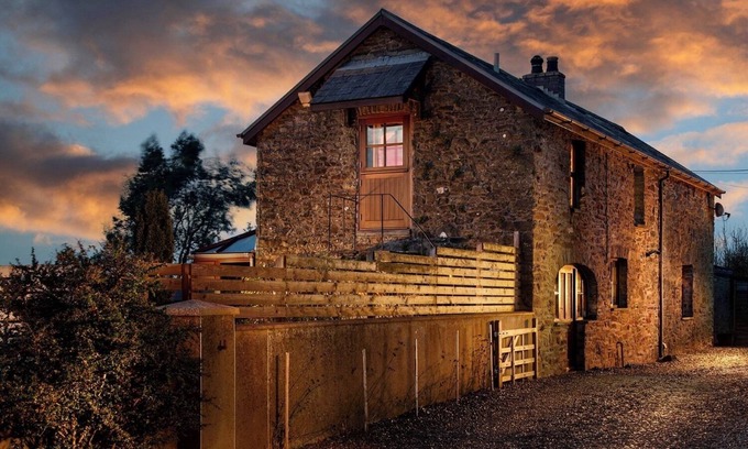 Tan-y-groes Cottage | Trysor Holiday Cottage a stunning Coach house with sea views, near Penbryn beach